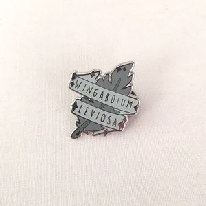 🍏50% OFF/3+...WINGARDIUM LEVIOSA Charm Pin (Harry Potter)